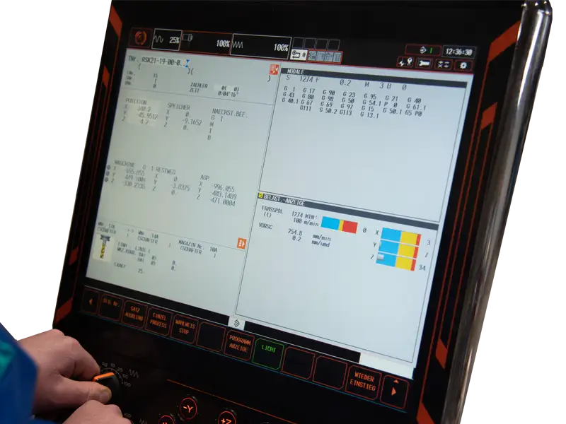 Moderne Maschinensteuerung der Maschinenbau Wüst GmbH mit grafischer Benutzeroberfläche für präzise Industrieanwendungen.