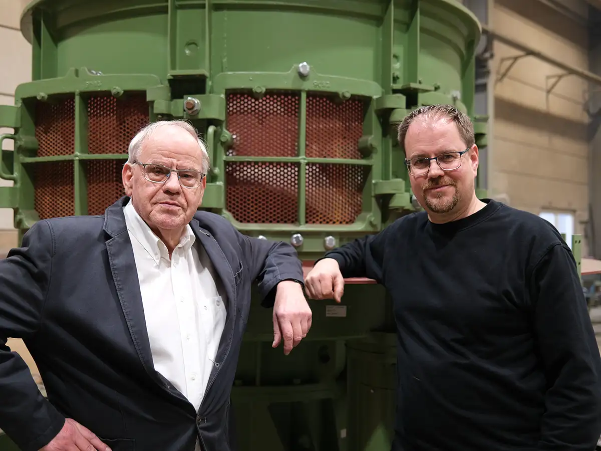 Senior-Chef Ewald Wüst und Geschäftsführer Carsten Wüst von Maschinenbau Wüst vor einer Industrieanlage